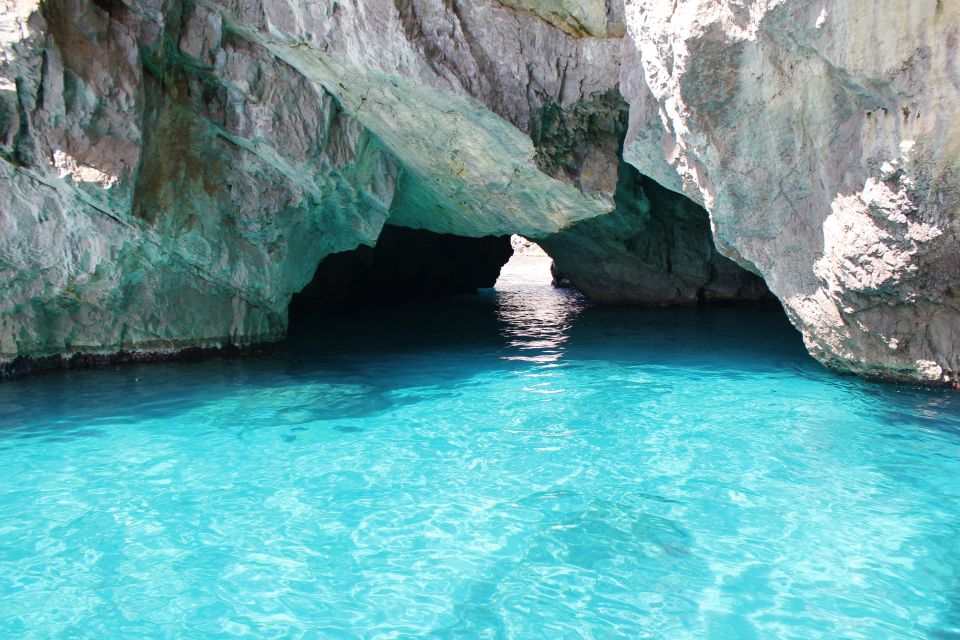 Capri: 2-Hour Boat Tour with Happy Hour - East coast icons: Arco Naturale and the Casa Malaparte viewpoint