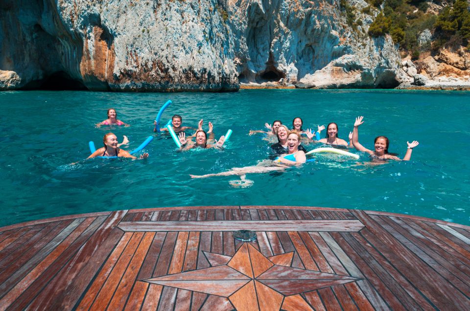 Capri: Full-Day Small Group Boat Tour - Snack, Drinks, and the Limoncello Finish
