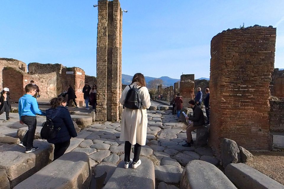From Sorrento: Pompeii and Vesuvius Guided Tour with Lunch - Lunch on the slopes: Neapolitan pizza with a view