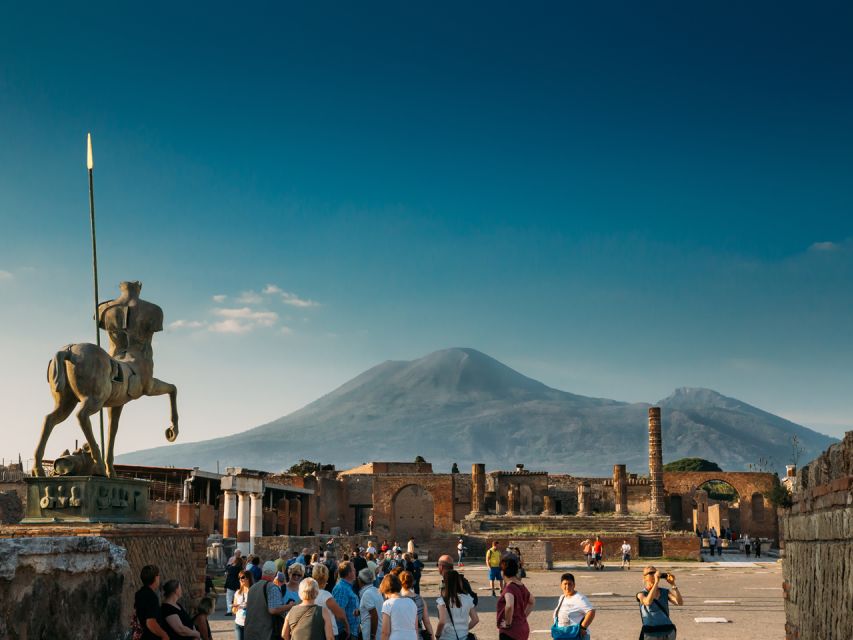 Pompei: Pompeii and Vesuvius Combo with Transfer and Tickets - Riding up to Vesuvius National Park: views, heat, and the crater walk