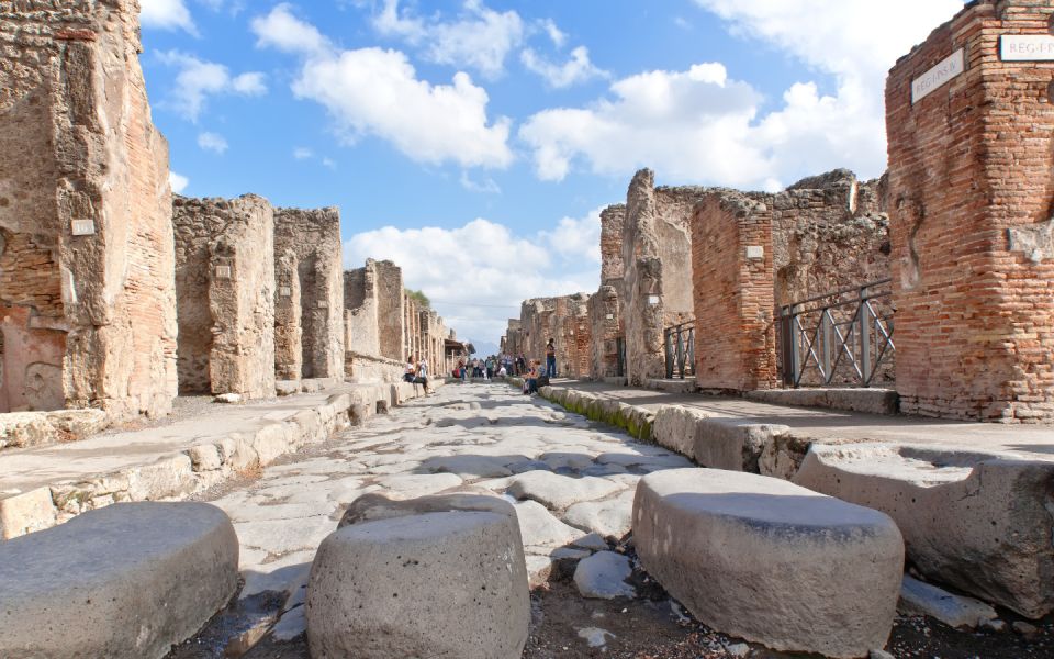 Pompeii: Archeological Tour & Wine Tasting at Mt. Vesuvius - Short van ride to Casa Setaro Winery: the Vesuvius reset