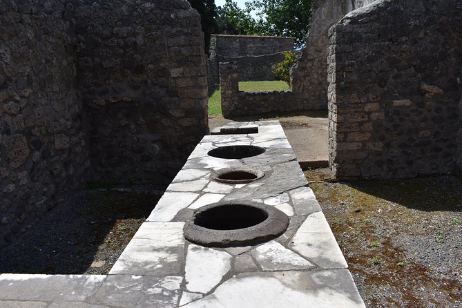 Pompeii Skip-the-line Tour with Archaeologist Guide - Meeting at Hotel Vittoria and how the tour keeps you moving