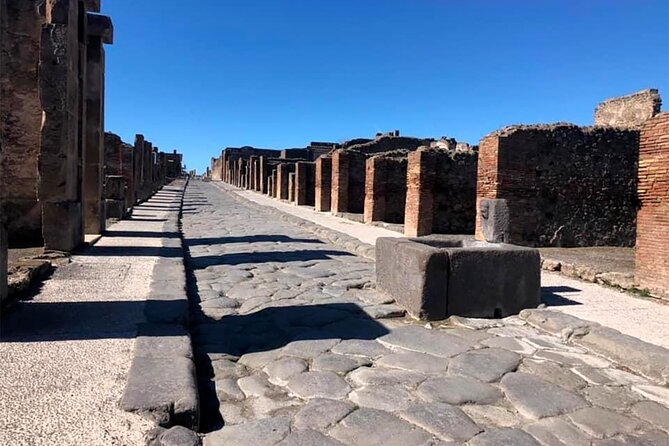 Pompeii small group tour with skip-the-line entrance included - Who should book this PompeiiGrandTour-style small group?