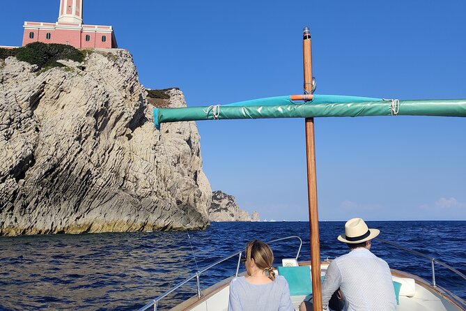 Private tour in a typical Capri boat - Key reasons this private Capri boat trip scores big