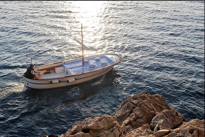 Private tour in a typical Capri boat - Punta Carena Lighthouse and the Fortini coastal stretch: scenery with breathing room