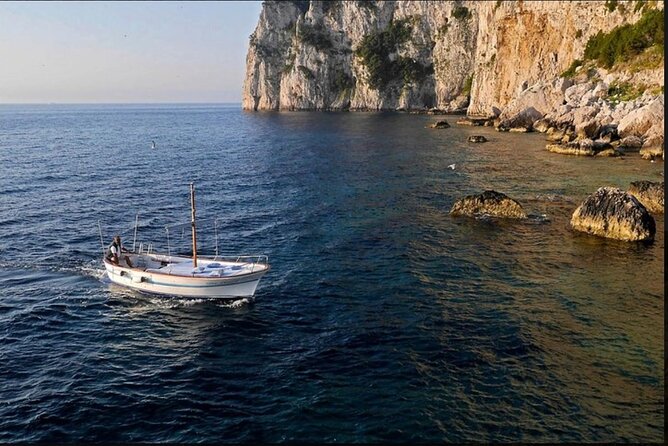 Private tour in a typical Capri boat - Marina Grande beach finish: a smart landing at the right vibe