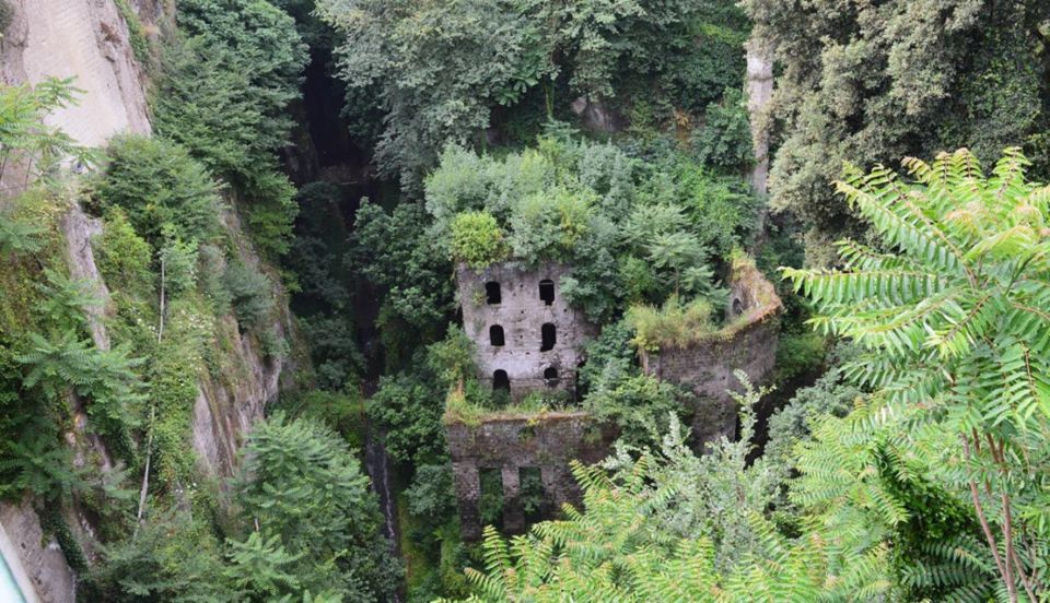 Sorrento: Guided Walking Tour & Limoncello Tasting - Sedil Dominova: Ancient Civic Power You Can Still See