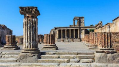 Sorrento: Skip-the-Line Pompeii Express Tour by Train - Sorrento meeting: Amelia in red and a clear handoff to your guide