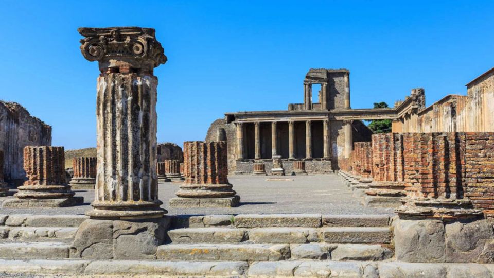 Sorrento: Skip-the-Line Pompeii Express Tour by Train - Sorrento meeting: Amelia in red and a clear handoff to your guide