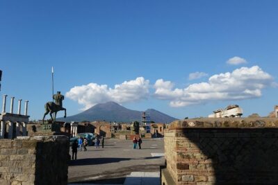 Tour in the ruins of Pompeii with an archaeologist - The route starts at Via Villa dei Misteri and ends at Foro di Pompei